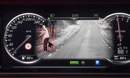Mercedes ir-baserade natthjälpmedel varnar med röd blinkning och röd markering när något levande dyker upp framför bilen.