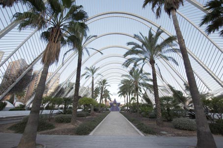 Parkeringshus intill operan i Valencia. Bilarna står en våning under grönytan med palmer.